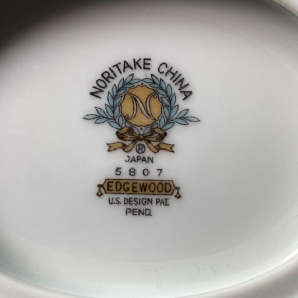 Noritake Edgewood China gravy boat
Vintage floral rose platinum trim attached un - Picture 7 of 8